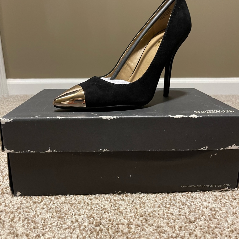 Kenneth Cole Reaction Black and Gold Heels